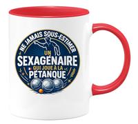quotedazur - Mug ne jamais sous-estimer un sexagénaire qui joue à la pétanque - Tasse Cadeau Pétanque Homme - Rouge/Céramique