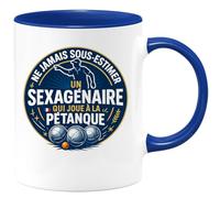 quotedazur - Mug ne jamais sous-estimer un sexagénaire qui joue à la pétanque - Tasse Cadeau Pétanque Homme - Bleu/Céramique