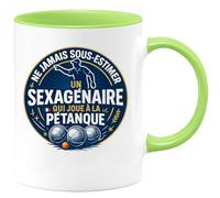 quotedazur - Mug ne jamais sous-estimer un sexagénaire qui joue à la pétanque - Tasse Cadeau Pétanque Homme - Vert/Céramique