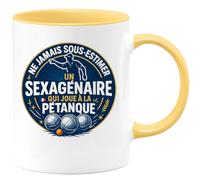 quotedazur - Mug ne jamais sous-estimer un sexagénaire qui joue à la pétanque - Tasse Cadeau Pétanque Homme - Jaune/Céramique