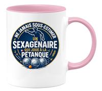 quotedazur - Mug ne jamais sous-estimer un sexagénaire qui joue à la pétanque - Tasse Cadeau Pétanque Homme - Rose/Céramique