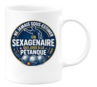 quotedazur - Mug ne jamais sous-estimer un sexagénaire qui joue à la pétanque - Tasse Cadeau Pétanque Homme - Blanc/Céramique
