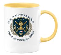 quotedazur - Mug Né pour servir la nation, formé pour impressionner - Tasse Cadeau Gendarme Homme - Jaune/Céramique