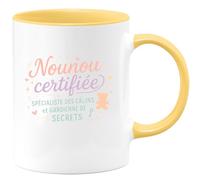 quotedazur - Mug Nounou certifiée : spécialiste des câlins et gardienne des secrets - Tasse Cadeau Nounou Femme - Jaune/Céramique