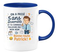 quotedazur - Mug On a passé 5 ans ensemble et tu connais toujours pas mon nom. Bonne route Patrick ! - Tasse Cadeau Départ collègue - Bleu/Céramique