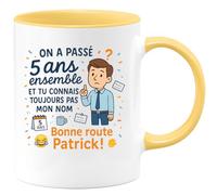 quotedazur - Mug On a passé 5 ans ensemble et tu connais toujours pas mon nom. Bonne route Patrick ! - Tasse Cadeau Départ collègue - Jaune/Céramique