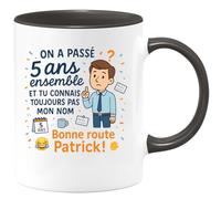 quotedazur - Mug On a passé 5 ans ensemble et tu connais toujours pas mon nom. Bonne route Patrick ! - Tasse Cadeau Départ collègue - Noir/Céramique