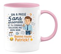 quotedazur - Mug On a passé 5 ans ensemble et tu connais toujours pas mon nom. Bonne route Patrick ! - Tasse Cadeau Départ collègue - Rose/Céramique