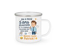 quotedazur - Mug On a passé 5 ans ensemble et tu connais toujours pas mon nom. Bonne route Patrick ! - Tasse Cadeau Départ collègue - Blanc/Emaillé