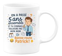 quotedazur - Mug On a passé 5 ans ensemble et tu connais toujours pas mon nom. Bonne route Patrick ! - Tasse Cadeau Départ collègue - Blanc/Céramique