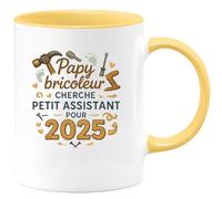 quotedazur - Mug Papy bricoleur cherche petit assistant pour 2025 - Tasse Cadeau Annonce Grossesse Naissance Papy Homme - Jaune/Céramique