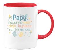 quotedazur - Mug Papy, réserve-moi déjà ta place sur tes genoux - Tasse Cadeau Annonce Grossesse Naissance Papy Homme - Rouge/Céramique