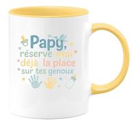 quotedazur - Mug Papy, réserve-moi déjà ta place sur tes genoux - Tasse Cadeau Annonce Grossesse Naissance Papy Homme - Jaune/Céramique