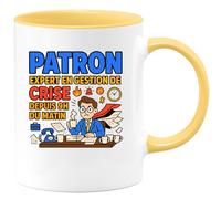 quotedazur - Mug Patron : expert en gestion de crise depuis 9h du matin - Tasse Cadeau Patron Homme - Jaune/Céramique