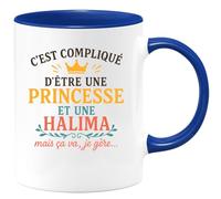 quotedazur - Mug Personnalisé C'Est Compliqué D'Être Princesse Et Halima À La Fois, Mais Ça Va, Je Gère. Cadeau Tasse Pour Noël Femmes Fortes - Bleu/Céramique