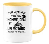 quotedazur - Mug Personnalisé C'Est Compliqué D'Être Un Homme Et Motard, Mais Je Gère Tout Avec Fierté. Cadeau Tasse Pour Noël Passionné - Jaune/Céramique