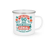 quotedazur - Mug Personnalisé Humour 90 Ans 1935 De Génialité Et Perfection Presque Atteinte, Un Vrai Cadeau À Savourer Original Pour Noël Homme Avec Tasse Anniversaire - Blanc/Émaillé