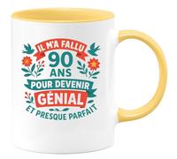 quotedazur - Mug Personnalisé Humour 90 Ans 1935 De Génialité Et Perfection Presque Atteinte, Un Vrai Cadeau À Savourer Original Pour Noël Homme Avec Tasse Anniversaire - Jaune/Céramique