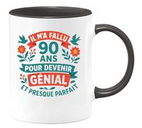 quotedazur - Mug Personnalisé Humour 90 Ans 1935 De Génialité Et Perfection Presque Atteinte, Un Vrai Cadeau À Savourer Original Pour Noël Homme Avec Tasse Anniversaire - Noir/Céramique