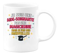 quotedazur - Mug Personnalisé Humour Aide- Soignante, Pas Magicienne, Mais Je Fais Des Merveilles Au Quotidien Cadeau Femme Idéal Pour Tasse Originale Et Pratique - Blanc/Céramique