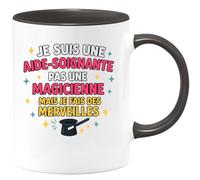 quotedazur - Mug Personnalisé Humour Aide- Soignante, Pas Magicienne, Mais Je Fais Des Merveilles Au Quotidien Cadeau Femme Idéal Pour Tasse Originale Et Pratique - Noir/Céramique