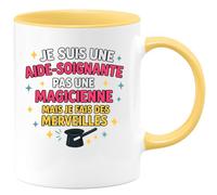 quotedazur - Mug Personnalisé Humour Aide- Soignante, Pas Magicienne, Mais Je Fais Des Merveilles Au Quotidien Cadeau Femme Idéal Pour Tasse Originale Et Pratique - Jaune/Céramique