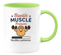 quotedazur - Mug Personnalisé Humour Bientôt Musclé, Prénom Patience Requise Cadeau Original Tasse Muscle Sport Humoristique Pour Homme - Vert/Céramique