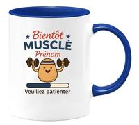 quotedazur - Mug Personnalisé Humour Bientôt Musclé, Prénom Patience Requise Cadeau Original Tasse Muscle Sport Humoristique Pour Homme - Bleu/Céramique