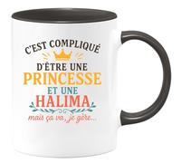 quotedazur - Mug Personnalisé Humour C'Est Compliqué D'Être Princesse Et Halima À La Fois, Mais Ça Va, Je Gère. Cadeau Original Tasse Pour Femmes Fortes - Noir/Céramique