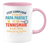 quotedazur - Mug Personnalisé Humour C'Est Compliqué D'Être Un Papa Parfait Et Tennisman, Mais Je Gère Avec Fierté Idée Cadeau Originale Tasse Pour Fier - Rose/Céramique