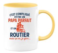 quotedazur - Mug Personnalisé Humour Difficile D’Être Un Papa Parfait Et Routier À La Fois, Mais Je Gère Avec Idée Cadeau Originale Tasse Pour - Jaune/Céramique