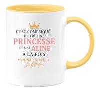 quotedazur - Mug Personnalisé Humour Être Une Princesse Et Aline En Même Temps, C'Est Compliqué, Mais Je Gère! Cadeau Original Tasse Pour Noël Femme Unique - Jaune/Céramique
