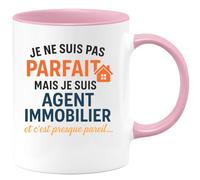quotedazur - Mug Personnalisé Humour Je Ne Suis Pas Parfait Mais Agent Immobilier, C'Est Presque Pareil Cadeau Original Et Tasse Humoristique Pour Noël - Rose/Céramique