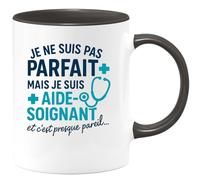 quotedazur - Mug Personnalisé Humour Je Ne Suis Pas Parfait Mais Aide- Soignante, C'Est Presque Pareil Cadeau Femme Original Pour Noël Tasse Médicale Unique - Noir/Céramique