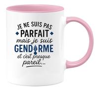 quotedazur - Mug Personnalisé Humour Je Ne Suis Pas Parfait, Mais Gendarme, C'Est Presque Pareil... Cadeau Noël Original Tasse Spécial Homme - Rose/Céramique