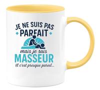 quotedazur - Mug Personnalisé Humour Je Ne Suis Pas Parfait, Mais Masseur, Presque Pareil Cadeau Original Tasse Massage Pour Homme Passionné Du Bien-Être - Jaune/Céramique