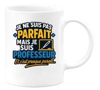 quotedazur - Mug Personnalisé Humour Je Ne Suis Pas Parfait Mais Professeur, C’Est Presque Pareil Cadeau Original Pour Noël Tasse Unique - Blanc/Céramique