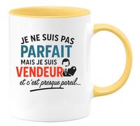 quotedazur - Mug Personnalisé Humour Je Ne Suis Pas Parfait Mais Vendeur, C'Est Presque Pareil Cadeau Original Tasse Au Bureau Noël - Jaune/Céramique