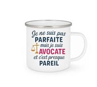quotedazur - Mug Personnalisé Humour Je Ne Suis Pas Parfaite, Mais Avocate, Et C'Est Presque Pareil Cadeau Femme Idéal Tasse Originale Pour Fière Décontractée - Blanc/Émaillé