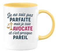 quotedazur - Mug Personnalisé Humour Je Ne Suis Pas Parfaite, Mais Avocate, Et C'Est Presque Pareil Cadeau Femme Idéal Tasse Originale Pour Fière Décontractée - Jaune/Céramique