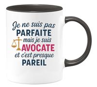 quotedazur - Mug Personnalisé Humour Je Ne Suis Pas Parfaite, Mais Avocate, Et C'Est Presque Pareil Cadeau Femme Idéal Tasse Originale Pour Fière Décontractée - Noir/Céramique