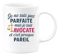 quotedazur - Mug Personnalisé Humour Je Ne Suis Pas Parfaite, Mais Avocate, Et C'Est Presque Pareil Cadeau Femme Idéal Tasse Originale Pour Fière Décontractée - Blanc/Céramique