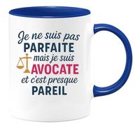 quotedazur - Mug Personnalisé Humour Je Ne Suis Pas Parfaite, Mais Avocate, Et C'Est Presque Pareil Cadeau Femme Idéal Tasse Originale Pour Fière Décontractée - Bleu/Céramique