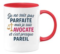 quotedazur - Mug Personnalisé Humour Je Ne Suis Pas Parfaite, Mais Avocate, Et C'Est Presque Pareil Cadeau Femme Idéal Tasse Originale Pour Fière Décontractée - Rouge/Céramique