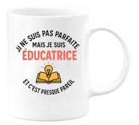 quotedazur - Mug Personnalisé Humour Je Ne Suis Pas Parfaite, Mais Éducatrice, C'Est Presque Pareil Cadeau Femme Original Tasse Pour Noël Maîtresse Ou Institutrice - Blanc/Céramique