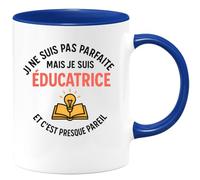 quotedazur - Mug Personnalisé Humour Je Ne Suis Pas Parfaite, Mais Éducatrice, C'Est Presque Pareil Cadeau Femme Original Tasse Pour Maîtresse Ou Institutrice - Bleu/Céramique