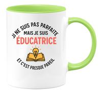quotedazur - Mug Personnalisé Humour Je Ne Suis Pas Parfaite, Mais Éducatrice, C'Est Presque Pareil Cadeau Femme Original Tasse Pour Noël Maîtresse Ou Institutrice - Vert/Céramique