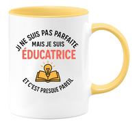 quotedazur - Mug Personnalisé Humour Je Ne Suis Pas Parfaite, Mais Éducatrice, C'Est Presque Pareil Cadeau Femme Original Tasse Pour Noël Maîtresse Ou Institutrice - Jaune/Céramique