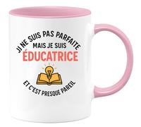 quotedazur - Mug Personnalisé Humour Je Ne Suis Pas Parfaite, Mais Éducatrice, C'Est Presque Pareil Cadeau Original Tasse Pour Noël Maîtresse Ou Institutrice - Rose/Céramique