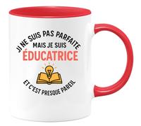 quotedazur - Mug Personnalisé Humour Je Ne Suis Pas Parfaite, Mais Éducatrice, C'Est Presque Pareil Cadeau Femme Original Tasse Pour Noël Maîtresse Ou Institutrice - Rouge/Céramique
